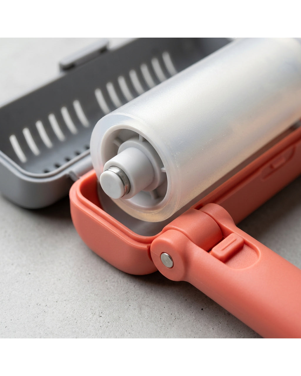 Wunfa Washable Silicone Gel Lint Roller with Travel Case Coral Gray - Detail view